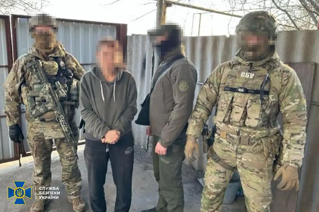 Zatrzymana kobieta i funkcjonariusze SBU 