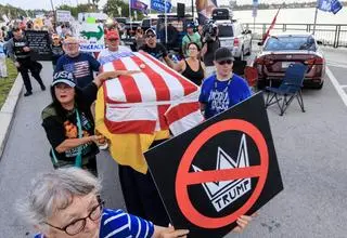 17 lipca 2025 r., West Palm Beach, Floryda. Protest przeciwko postawie Donalda Trumpa wobec praw człowieka i praw obywatelskich