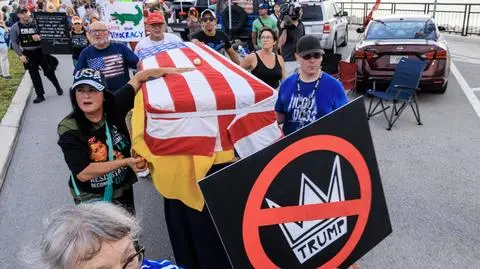 17 lipca 2025 r., West Palm Beach, Floryda. Protest przeciwko postawie Donalda Trumpa wobec praw człowieka i praw obywatelskich