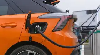 Ładowanie zamiast tankowania. Rekordowy miesiąc dla elektryków