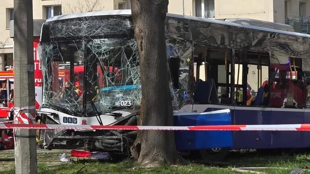 Autobus uderzył w drzewo