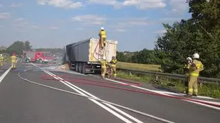 Pożar ciężarówki ze zbożem na drodze krajowej nr 10