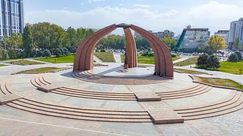 Biszkek, Kirgistan październik,17,2025: Pomnik na Placu Zwycięstwa z Wiecznym Płomieniem stoi dumnie
 shutterstock_2691260623