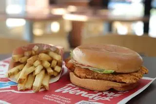 Wendy's specjalizuje się w burgerach z wołowiny, kanapkach z kurczakiem, frytkach i mrożonych deserach