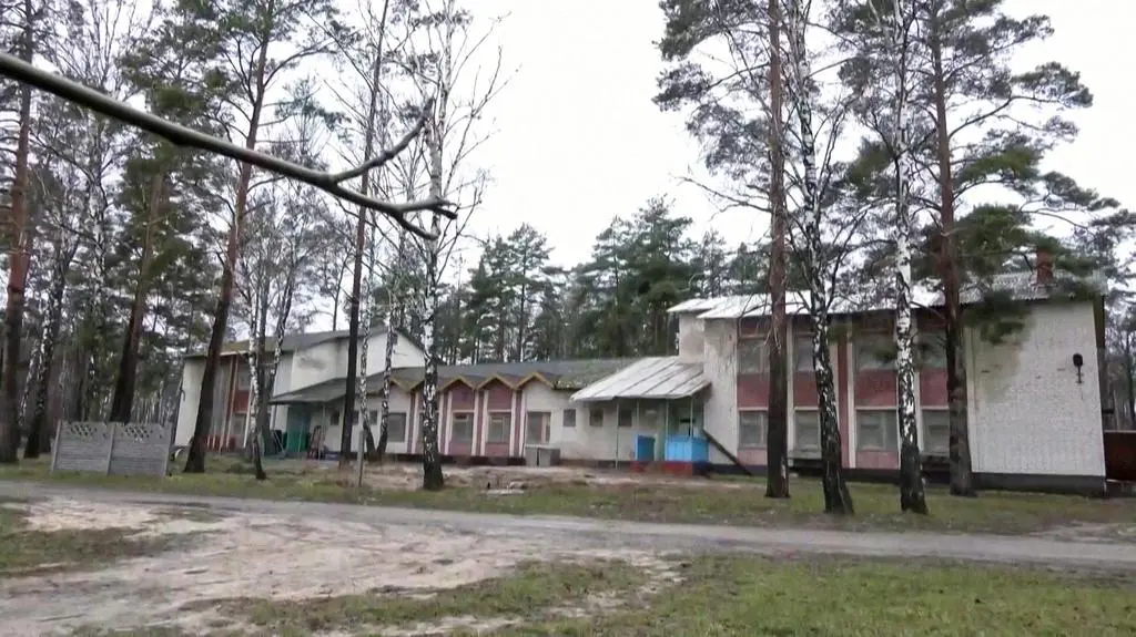 Budynek szkoły w Jahidnem, gdzie w piwnicy byli przetrzymywani cywile 