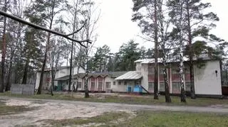 Budynek szkoły w Jahidnem, gdzie w piwnicy byli przetrzymywani cywile 