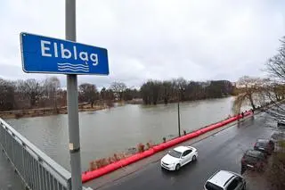 Przekroczenie stanu alarmowego na rzece Elbląg w Elblągu