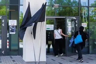 Czarne flagi przed Szpitalem Uniwersyteckim w Krakowie