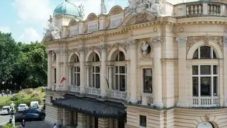 Flagi Polski i Ukrainy nad wejściem do Teatru Słowackiego w Krakowie