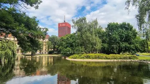 Czerwony wieżowiec to jedna z ikon miasta