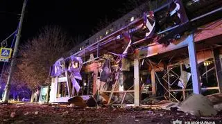 Zniszczenia po uderzeniu bomby na supermarket w Charkowie