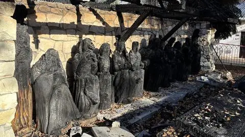 Mężczyźni w wieku 54 i 44 lat polali rzeźby benzyną i podłożyli ogień