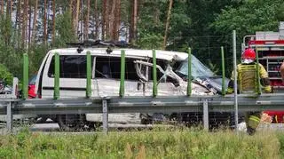 Bus zahaczył o auto stojące na pasie awaryjnym