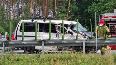 Bus zahaczył o auto stojące na pasie awaryjnym