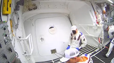 Zegar tyka, astronauci w kapsule