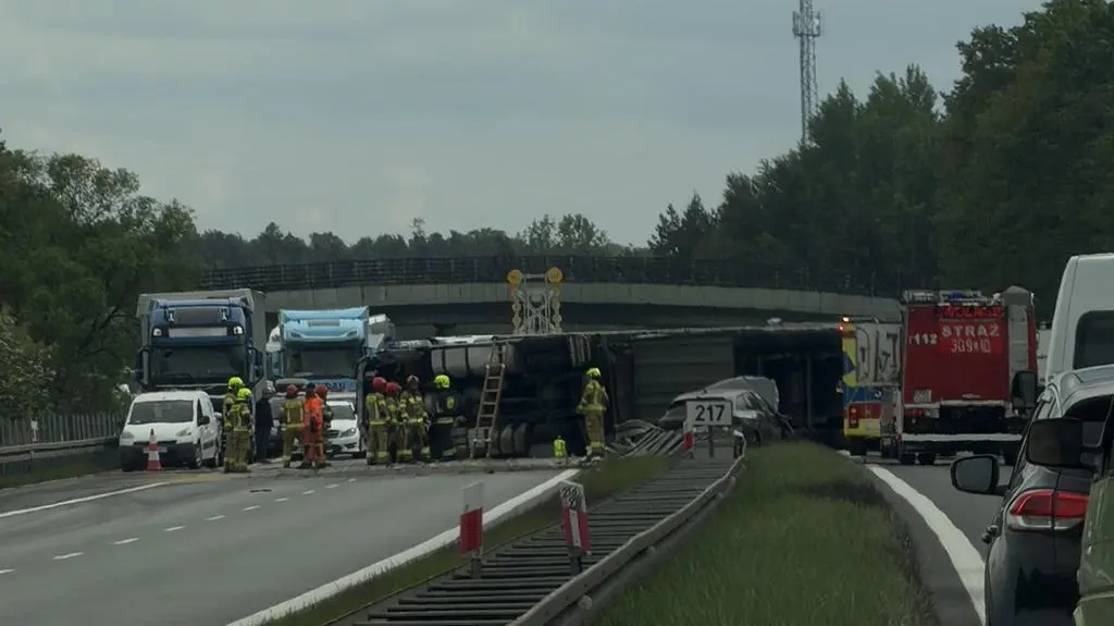 Przewrócona ciężarówka na A4