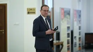 "O tym, że chodzi z 'klamką' po Sejmie, nie miałem pojęcia". Hołownia zapowiada: sprawdzimy