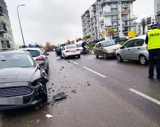 Kierowca białego audi wjechał w zaparkowane przy drodze samochody, porzucił swoje auto na środku drogi i u ciekł