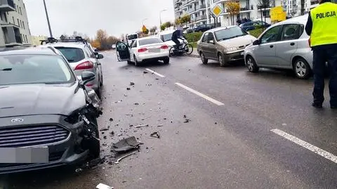 Kierowca białego audi wjechał w zaparkowane przy drodze samochody, porzucił swoje auto na środku drogi i u ciekł