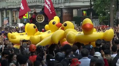 Demonstracja w Tajlandii. Demonstranci używali kąpielowych kaczek do chronienia się przed policyjnymi armatkami wodnymi