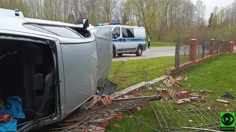 Zjechał z drogi i dachował. Trzy osoby ranne, w tym niemowlę	