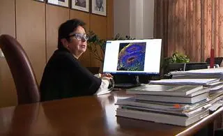 Profesor Leonora Bużańska pokazała dziennikarzom, jak wyglądają mózgowe organoidy stworzone w jej laboratorium
