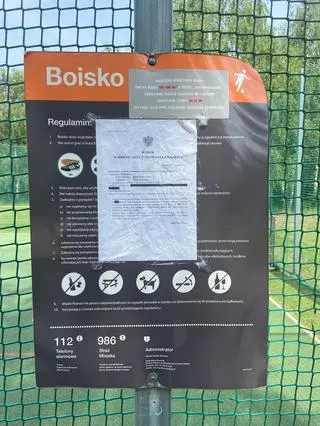 Na boisku w Poznaniu wywieszono wyrok sądu 