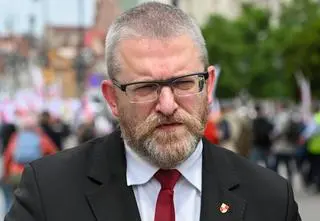 "Powinien być obłożony infamią"