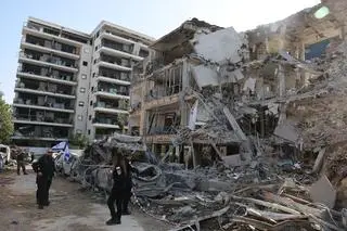 Uszkodzony budynek mieszkalny po ataku rakietowym w Ramat Gan, niedaleko Tel Awiwu, Izrael
