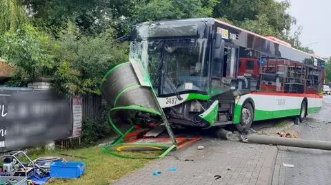 Kierowca autobusu miejskiego uderzył w przystanek, na którym byli ludzie. Są ranni