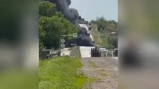 Drony atakują rosyjskie pojazdy wojskowe na trasie, łączącej okupowane tereny w Ukrainie 
