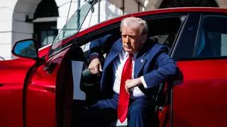 Trump w tesli przed Białym Domem. "Społeczeństwo nie jest głupie"