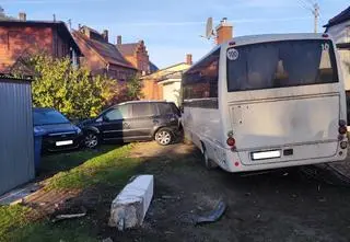 Wiózł dzieci autobusem pod wpływem narkotyków, wjechał w dom