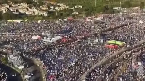 tłumy witają papieża