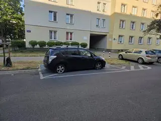 Zniszczone auto rodziców dziewczynki z niepełnosprawnością