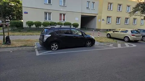 Zniszczone auto rodziców dziewczynki z niepełnosprawnością