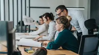 Według niektórych szacunków AI jest odpowiedzialna za maksymalnie 5 procent zwolnień na światowym rynku pracy