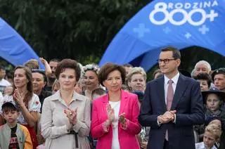 Premier Mateusz Morawiecki i minister Marlena Maląg na pikniku 800 plus 7 sierpnia 2023 roku w Tarczynie
