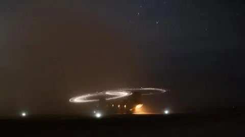 Śmigłowiec CH-47 Chinook ląduje w amerykańskiej bazie Al- Tanf w Syrii, 2025 rok