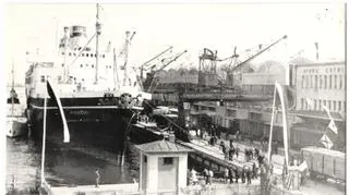 Statek "Piłsudski" przy Dworcu Morskim w Gdyni