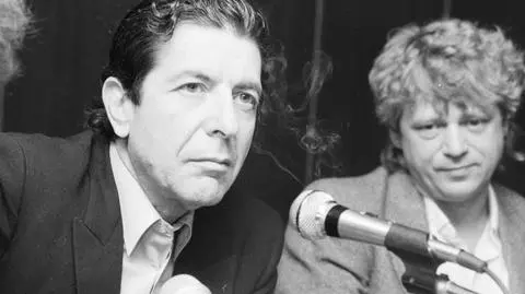 Warszawa, marzec 1985 eoku. Konferencja prasowa Leonarda Cohena. Na zdjęciu obok muzyka siedzi Andrzej Marzec