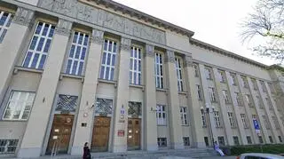 Wulgarne napisy o premierze i ministrze na budynku sądu