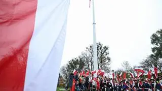 Uroczyste podniesienie flagi państwowej na znajdujący się na Górze Gradowej w Gdańsku najwyższy w mieście maszt w przeddzień Narodowego Święta Niepodległości