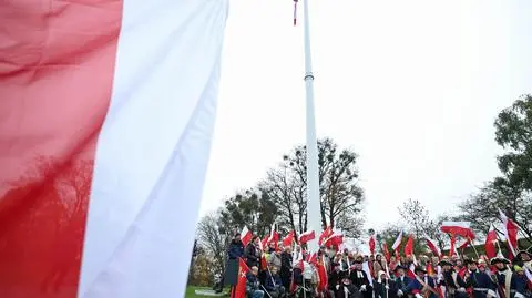 Uroczyste podniesienie flagi państwowej na znajdujący się na Górze Gradowej w Gdańsku najwyższy w mieście maszt w przeddzień Narodowego Święta Niepodległości