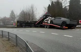 Kierowca ciężarówki z lawetą stracił panowanie nad pojazdem