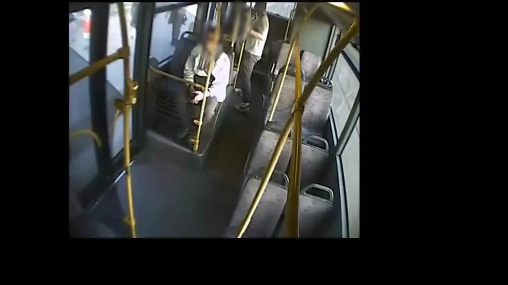 4-latek sam w autobusie we Wrocławiu 