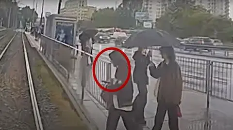 "Człowiek ze słuchawkami w uszach wchodzi pod tramwaj"