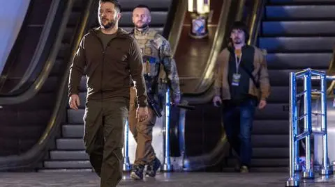 "Poproszę taką, tylko w kolorze khaki". Garnitury Zełenskiego czekają w szafie na zwycięstwo