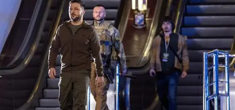 "Poproszę taką, tylko w kolorze khaki". Garnitury Zełenskiego czekają w szafie na zwycięstwo