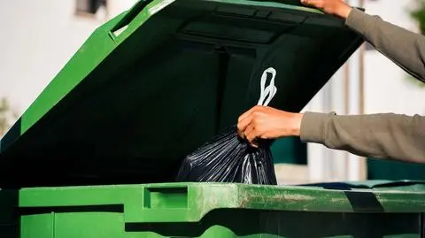 Senior zgubił się wynosząc śmieci (zdjęcie ilustracyjne)